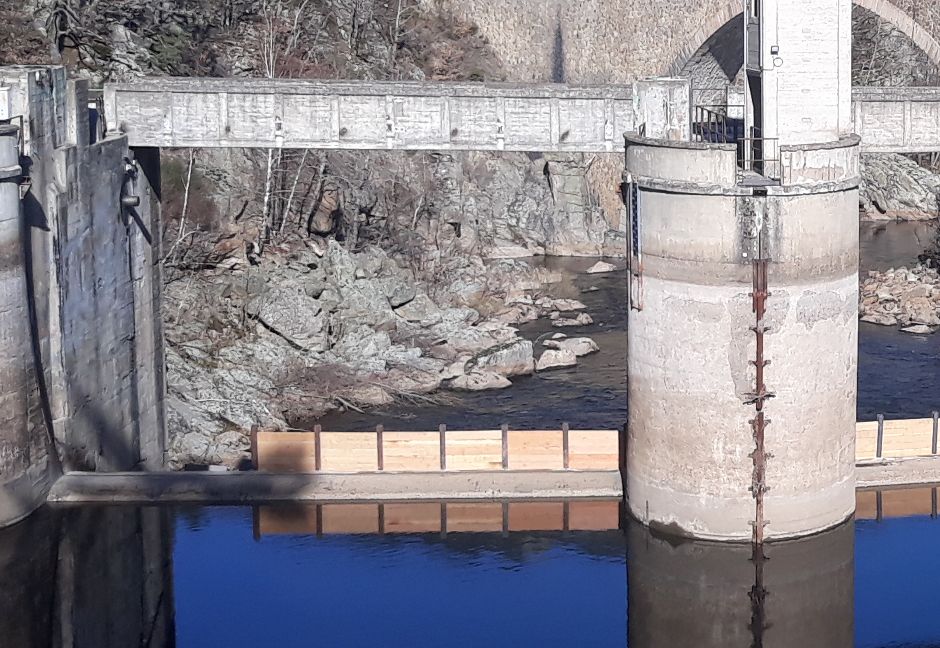Mise en place du dispositif permettant la dévalaison des saumons