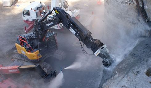 Les machines attaquent le génie-civil du barrage